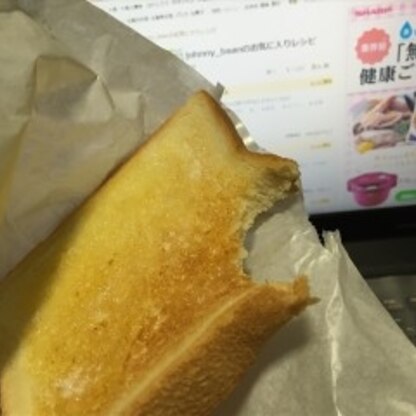 パンにレモン？と思ったけどびっくらおいしかった。じゅわっとバターの濃いぃ感にレモンがサワっと、なんだこの不思議なおいしさは、と考えてるうちになくなってましたゴチ